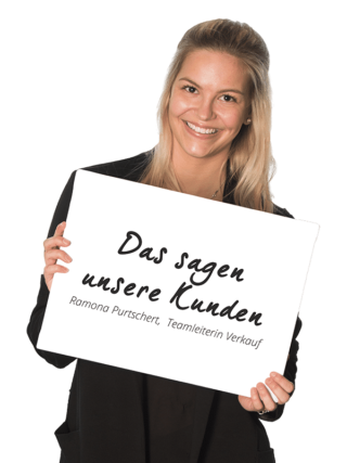 Frau hält Schild mit "Das sagen unsere Kunden"