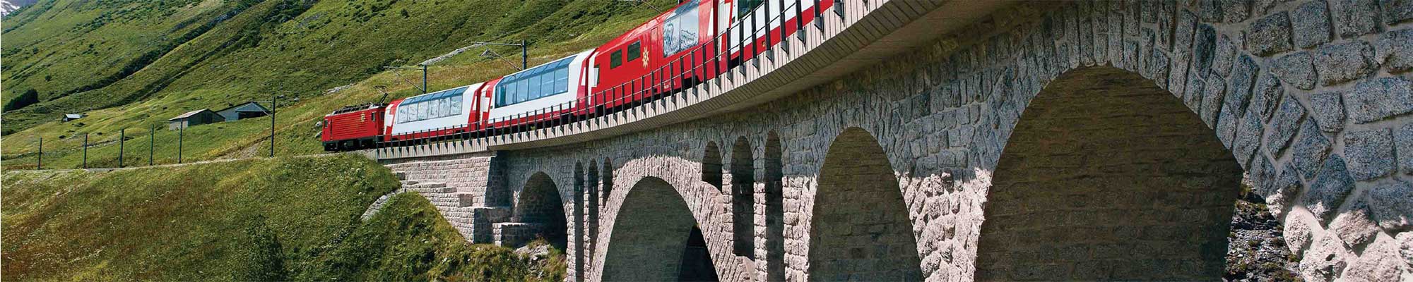 Panoramawagen fährt über Viadukt