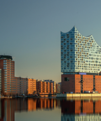 Hamburg mit Elbphilharmonie (Flug) 40